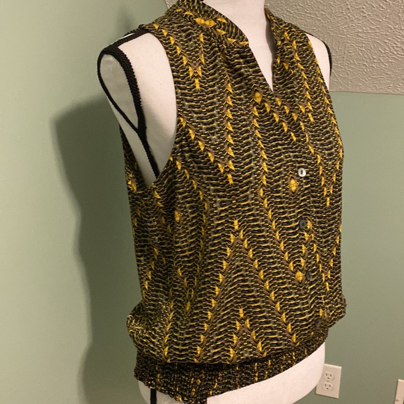 Allison Joy (Evereve) Sleeveless Smocked Bottom Button Front Top - Picture 2 of 8